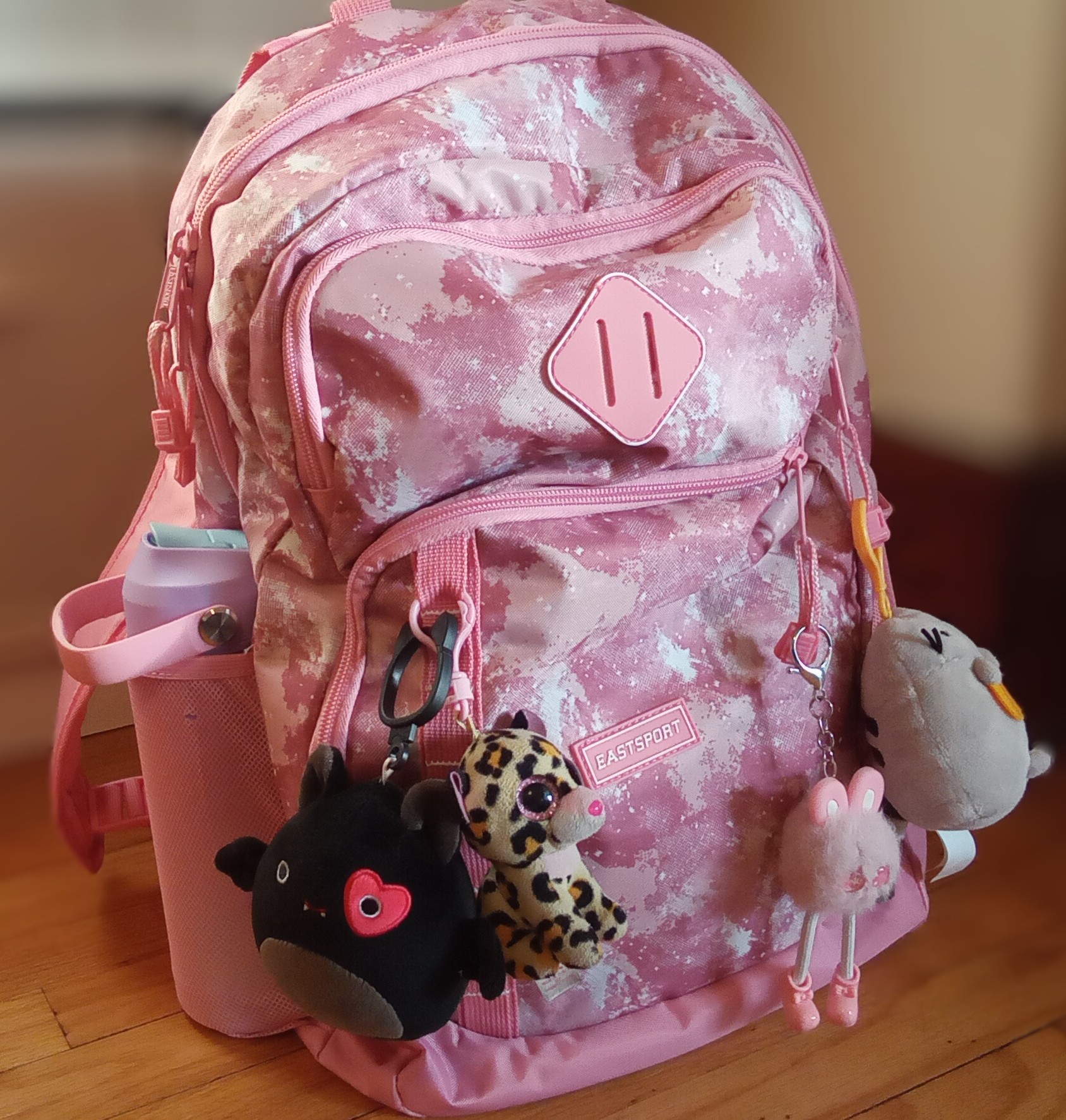 what’s in my backpack??? 🎒🌸.。*゚+.*.。 ゚+..。